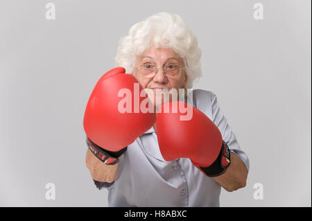 Senior woman avec des gants de boxe Banque D'Images