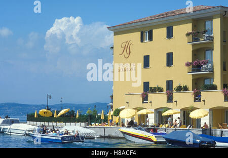 Hotel Sirmione à Sirmione, bateaux, embarcations de plaisance, Lake Garda, Italy, Europe Banque D'Images