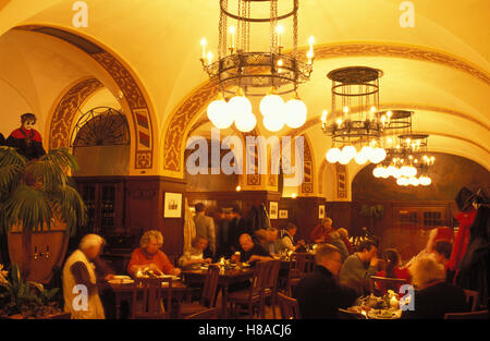 Auerbachs Keller, Auerbach's Cellar Restaurant dans le Maedlerpassage, grande cave, restaurant historique, personnes, Leipzig, Saxe Banque D'Images