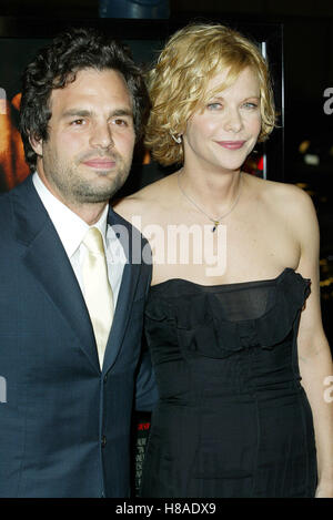 MARK RUFFALO & MEG RYAN DANS LE FILM LA COUPE PREMIERE ACADEMY OF MOTION PICTURES BEVERLY HILLS LA USA 16 Octobre 2003 Banque D'Images