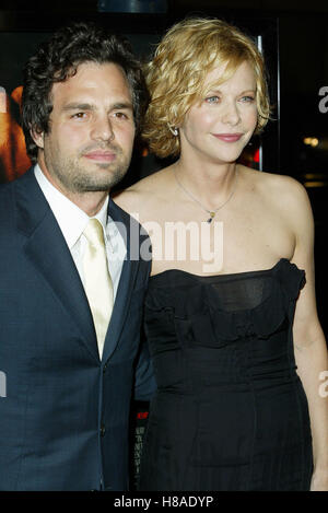 MARK RUFFALO & MEG RYAN DANS LE FILM LA COUPE PREMIERE ACADEMY OF MOTION PICTURES BEVERLY HILLS LA USA 16 Octobre 2003 Banque D'Images