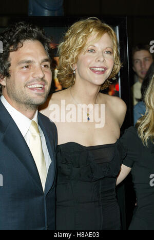 MARK RUFFALO & MEG RYAN DANS LE FILM LA COUPE PREMIERE ACADEMY OF MOTION PICTURES BEVERLY HILLS LA USA 16 Octobre 2003 Banque D'Images