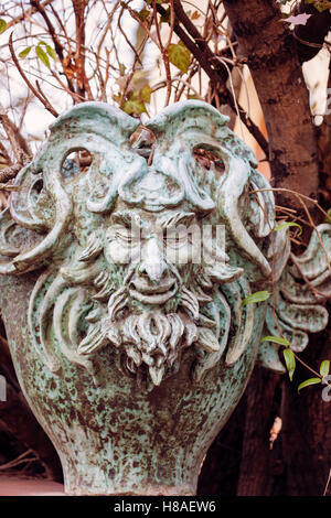 Satyr Woodland Dieu face sculpture amphore Banque D'Images