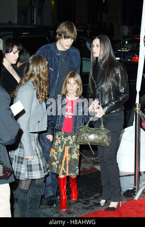 ASHTON KUTCHER DEMI MOORE & TALLULAH BELLE MOINS CHER À LA DOUZAINE MONDE PR CHINESE THEATRE HOLLYWOOD LOS ANGELES USA Décembre 20 01 14 Banque D'Images