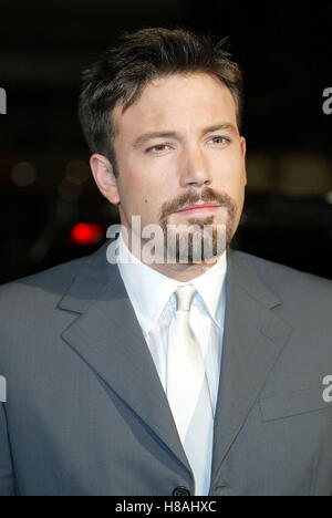 BEN AFFLECK CHÈQUE PREMIÈRE MONDIALE CHINESE THEATRE HOLLYWOOD LOS ANGELES USA 18 décembre 2003 Banque D'Images