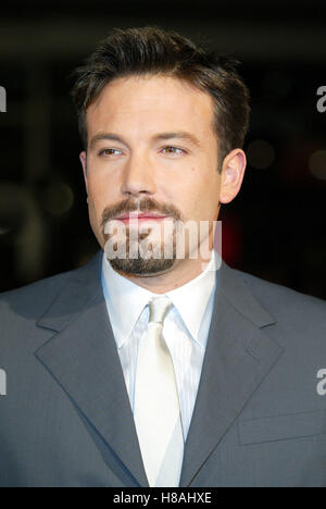 BEN AFFLECK CHÈQUE PREMIÈRE MONDIALE CHINESE THEATRE HOLLYWOOD LOS ANGELES USA 18 décembre 2003 Banque D'Images