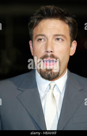 BEN AFFLECK CHÈQUE PREMIÈRE MONDIALE CHINESE THEATRE HOLLYWOOD LOS ANGELES USA 18 décembre 2003 Banque D'Images