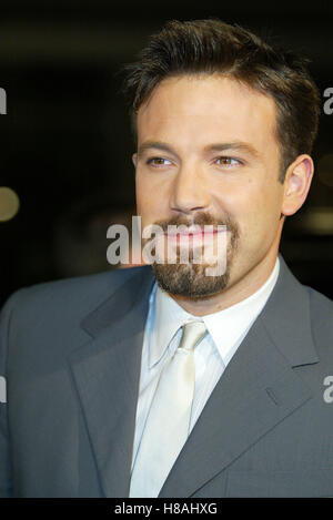 BEN AFFLECK CHÈQUE PREMIÈRE MONDIALE CHINESE THEATRE HOLLYWOOD LOS ANGELES USA 18 décembre 2003 Banque D'Images