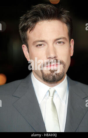 BEN AFFLECK CHÈQUE PREMIÈRE MONDIALE CHINESE THEATRE HOLLYWOOD LOS ANGELES USA 18 décembre 2003 Banque D'Images