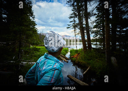 Femme à plus d'un lac. Banque D'Images