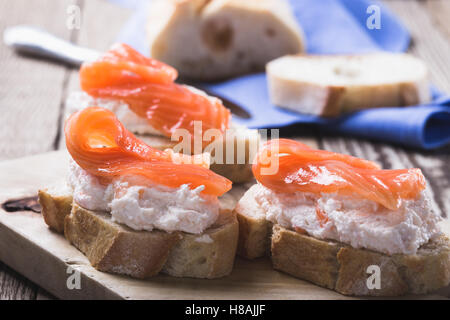 Sandwich ouvert avec du saumon fumé. Les meilleures vacances hors-d Banque D'Images