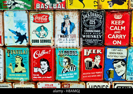 Plaques d'époque collectables au marché de Portobello Road. Londres, Angleterre, Royaume-Uni, Royaume-Uni, Europe. Gros plan Banque D'Images