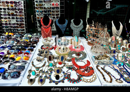 Bijoux de mode vintage, lunettes de soleil en démonstration dans un stand. Portobello Road, marché au calme. Notting Hill. Londres, Angleterre, Royaume-Uni, Europe. Gros plan Banque D'Images