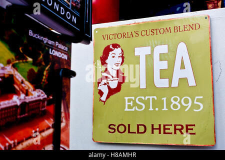 Plaque d'époque collectable (gros plan) sur le marché de Portobello Road. Londres, Angleterre, Royaume-Uni, Royaume-Uni, Europe. Gros plan Banque D'Images