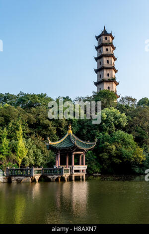 Le jardin chinois, étang  + 7 étages de la Pagode de l'ouest de la dynastie Song Jiangxin Island à Wenzhou, Chine, dans la province de Zhejiang, Chine. Banque D'Images