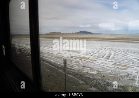 Plaines et montagnes depuis la fenêtre du train - train zephyr Banque D'Images