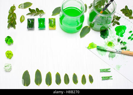 Feuilles vert attire l'artiste. L'art conceptuel concept créatif, la créativité.Travail, designer table.Télévision lay, overhead view Banque D'Images