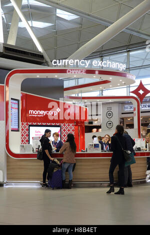 Le bureau de change à l'aéroport de Stansted, en Angleterre, Royaume-Uni Banque D'Images