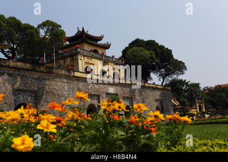 Cour avant de la citadelle de Hanoi, est l'ancienne résidence des monarques Vietnamiens de 1010 à 1810. Banque D'Images