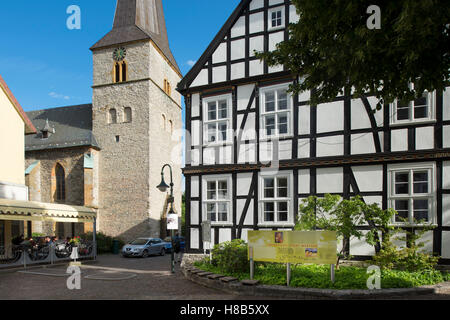 Allemagne, Nordrhein-Westfalen, Werther, EV.-Luth. Pfarrkirche St. Jacobi, rechts das Storck-Haus (Alte Bielefelder Straße 14) Banque D'Images