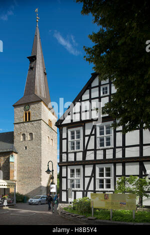 Allemagne, Nordrhein-Westfalen, Werther, EV.-Luth. Pfarrkirche St. Jacobi, rechts das Storck-Haus (Alte Bielefelder Straße 14) Banque D'Images