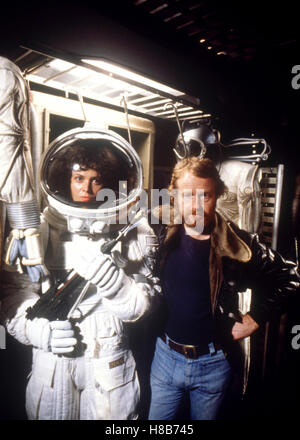 Alien - Director s Cut, (ALIEN - DIRECTOR S CUT) GO 2003, Regie : Ridley Scott, Sigourney Weaver, Ridley Scott, clé : astronaute, Raumanzug, Helm, Waffe, Réalisateur Banque D'Images