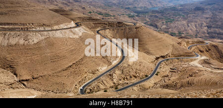 Vue d'une route sinueuse à travers le Wadi al Hasa, South Jordan Banque D'Images