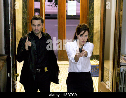 Prendre des vies, (VIT) USA-CAN 2004, Regie : D. J. Caruso, OLIVIER MARTINEZ, ANGELINA JOLIE, clé : Waffe, professionnel modèle Banque D'Images