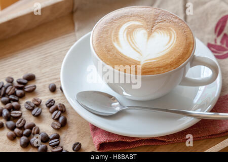 Tasse de café café latte avec coeur latte art sur top