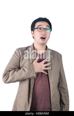 Asian businessman chagrin, agissant sur poitrine avec expression douloureuse, crise cardiaque, isolé sur fond blanc Banque D'Images