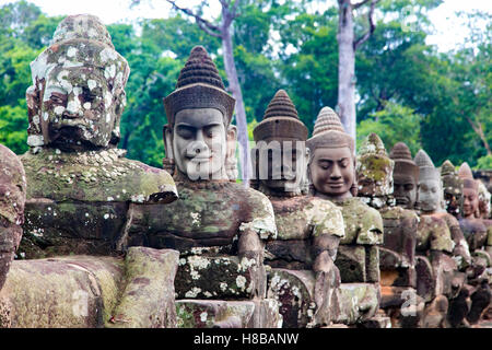 Dévas statues, Pont à Angkor Thom, Angkor, Siem Reap, Cambodge, Banque D'Images