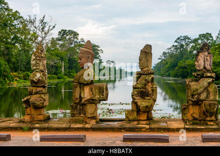 Dévas statues, Pont à Angkor Thom, Angkor, Siem Reap, Cambodge, Banque D'Images