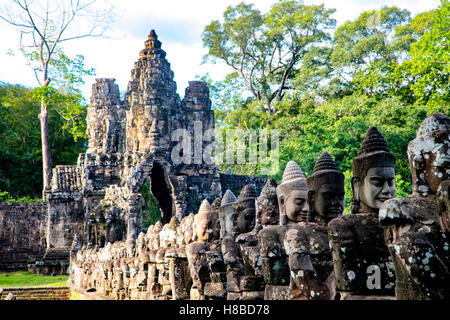 Dévas statues, Pont à Ankor Thom, Angkor, Siem Reap, Cambodge, Banque D'Images