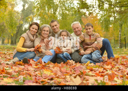 Famille heureuse dans la forêt d'automne Banque D'Images