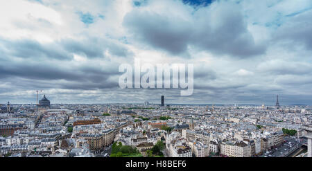 Les tours Eiffel et Montparnasse sur Paris, jour nuageux Banque D'Images