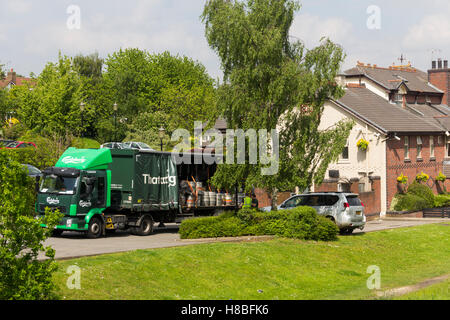 Camion de marque Carlsberg faire une livraison de la bière à la pub sur Boothstown Moorings marina sur le canal de Bridgewater. Banque D'Images