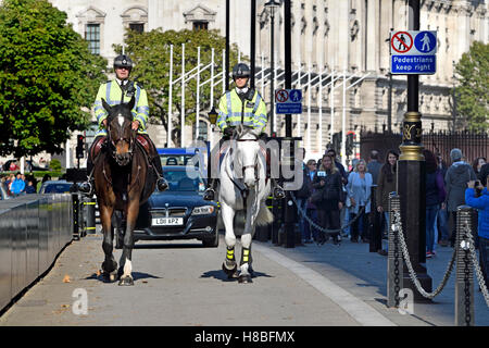 Londres, Angleterre, Royaume-Uni. Les agents de la Police montée à la place du Parlement Banque D'Images