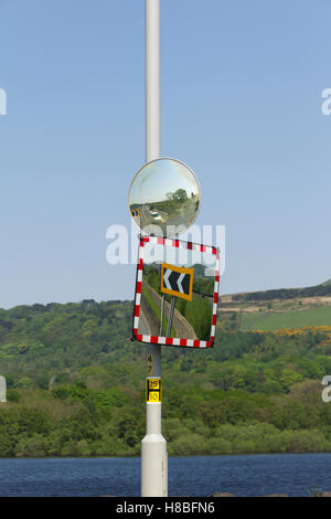 Deux miroirs de sécurité pour aider les conducteurs qui sortent d'une entrée dissimulée à l'intérieur d'un virage de la route. L'A673 a une sévère Banque D'Images