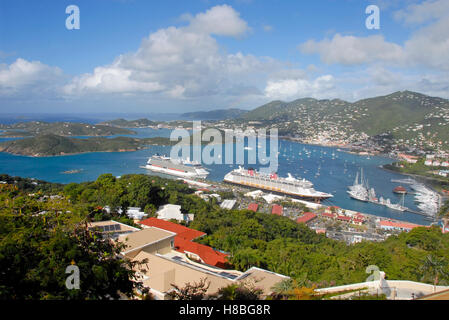 Navires et bateaux dans le port, vu de Paradise Point, St Thomas, Caraïbes Banque D'Images