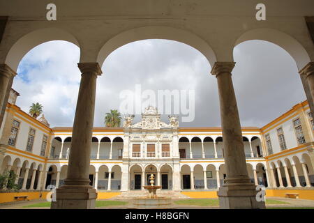 EVORA, PORTUGAL : l'université (Antiga Universidade) avec arcades et colonnes de marbre Banque D'Images