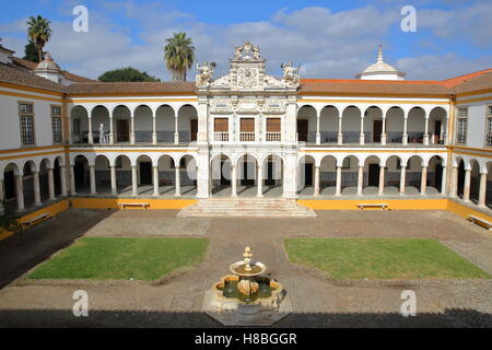 EVORA, PORTUGAL : l'université (Antiga Universidade) avec arcades et colonnes de marbre Banque D'Images