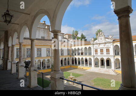 EVORA, PORTUGAL : l'université (Antiga Universidade) avec arcades et colonnes de marbre Banque D'Images