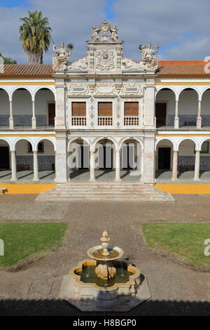 EVORA, PORTUGAL : l'université (Antiga Universidade) avec arcades et colonnes de marbre Banque D'Images