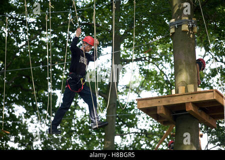 L'Europe, l'Allemagne, en Rhénanie du Nord-Westphalie, plus humide à la rivière Ruhr, high ropes course. Banque D'Images