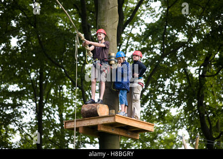 L'Europe, l'Allemagne, en Rhénanie du Nord-Westphalie, plus humide à la rivière Ruhr, high ropes course. Banque D'Images