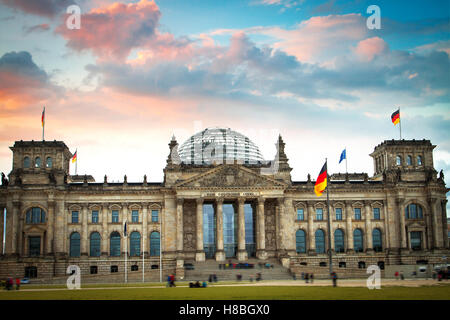 Vue sur la façade du bâtiment du Reichstag (Bundestag) à Berlin, Allemagne Banque D'Images