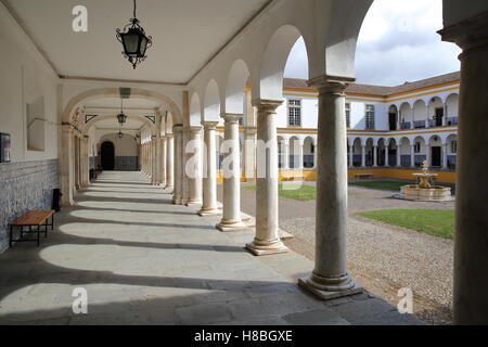 EVORA, PORTUGAL : l'université (Antiga Universidade) avec arcades et colonnes de marbre Banque D'Images