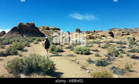 Femme randonnée sur Alabama Hills, Californie, États-Unis Banque D'Images