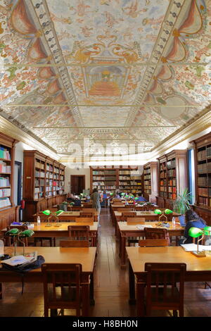 EVORA, PORTUGAL : la bibliothèque à l'intérieur de l'université (Antiga Universidade) avec plafond décoré Banque D'Images