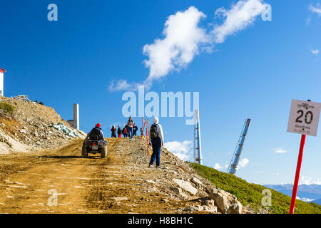 Sochi, Russie - 31 octobre 2015 : Sport mountain ATV Quad avec les passagers en provenance de la montagne. Collines et sommets enneigés du Caucase doivent rejoindre, Banque D'Images